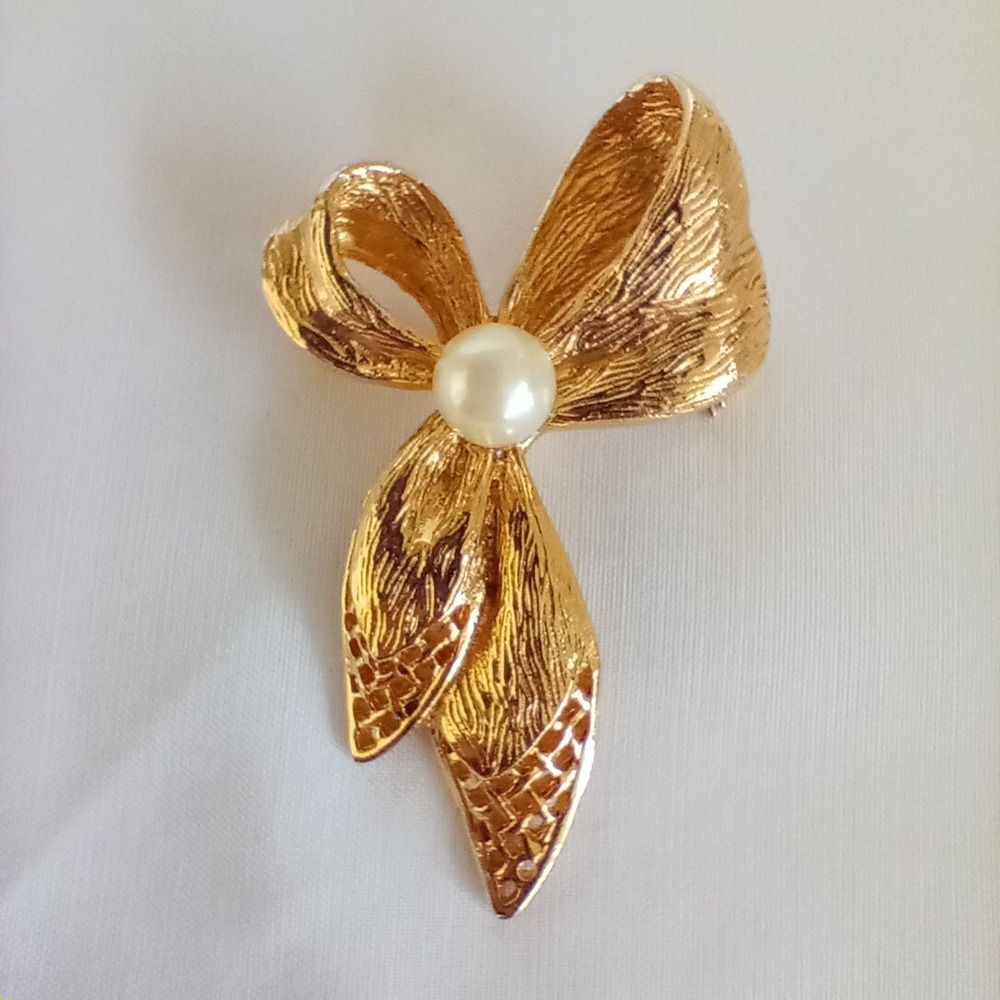 Gold Tone Bow Brooch with Pearl‎ Accent Textured Pin